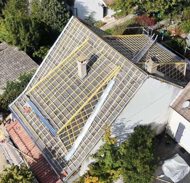 Charpente et liteaux d'une toiture en cours de rénovation, vue aérienne