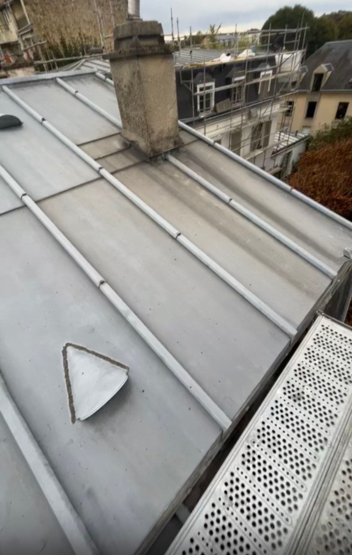 Toiture en zinc traditionnel avec tasseaux et solins autour de la cheminée